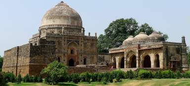 Visit Tombs in Lodhi gardens