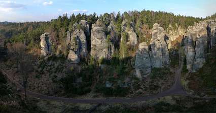 穿过 Prachovské 岩石的小环路