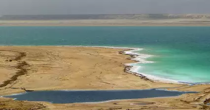 Cavalcare lungo il Mar Morto