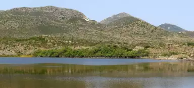 Cavalgando sob as montanhas de Milos