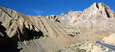 Проезжайте через перевалы Лачалунг-ла и Накила.