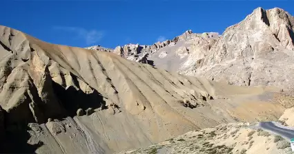 Проезжайте через перевалы Лачалунг-ла и Накила.