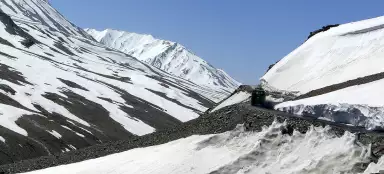 Проезд через перевал Баралача ла