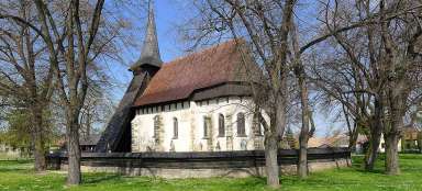 Een rondleiding door de houten kerk in Kočí