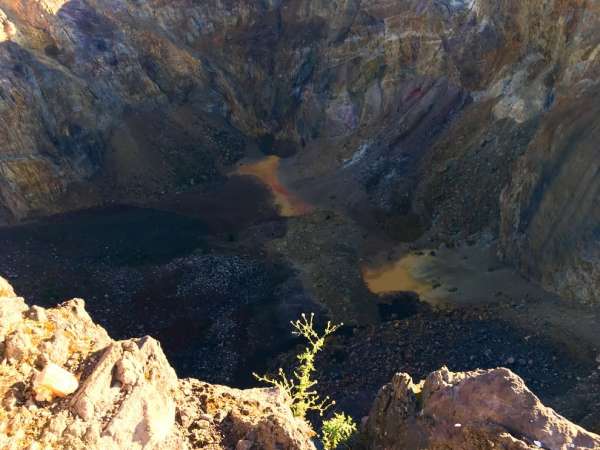 Vista para dentro da cratera