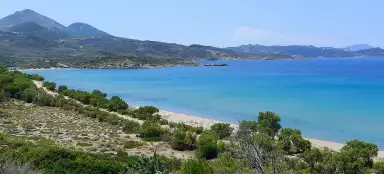 在 Achivadolimni 海滩游泳