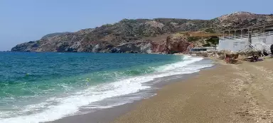 在 Paliachori 海滩游泳