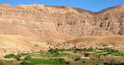 Dirigindo pelo sopé das montanhas do Atlas até Ouarzazate