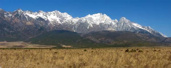 Het algehele panorama van de bergen