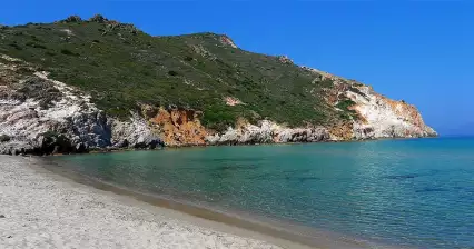 Koupání na pláži Plathiena