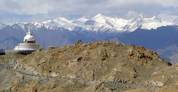 Estupa Shanti y montañas Stok