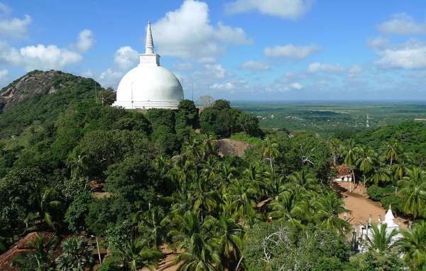 Uma visão do dagoba de Mahasej da rocha