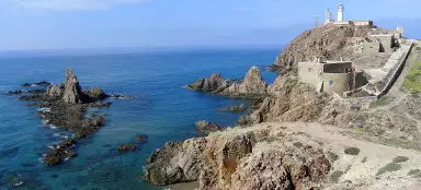 在 Cabo de Gata 灯塔的悬崖