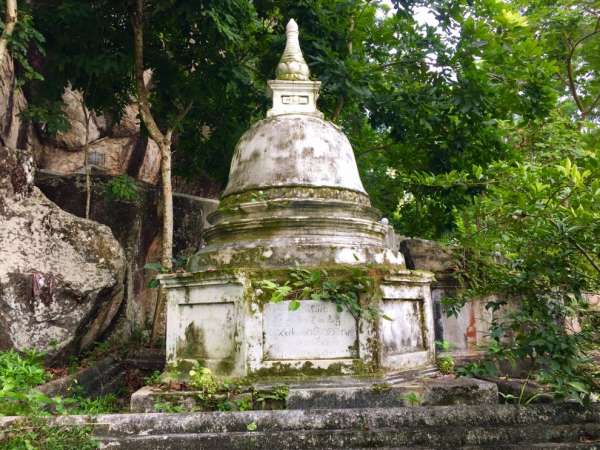 Buddhistické náhrobky