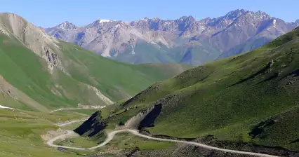 乘车前往 Sonkol 湖