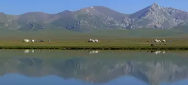 ソンコル湖沿いのハイキング