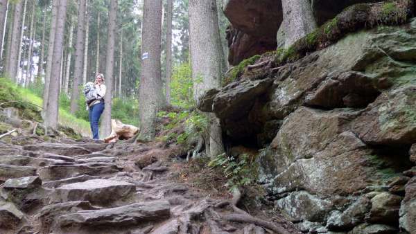 Aufstieg entlang der Felsen