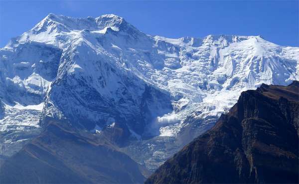 Annapurna II 上的雪崩。 (海拔 7,937m)
