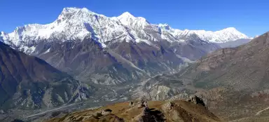 Blick vom Bergrücken über Ngawal