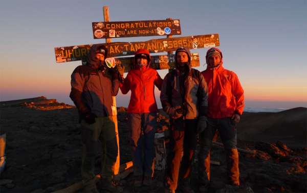 Uhuru Peak (5 895m n. m.)