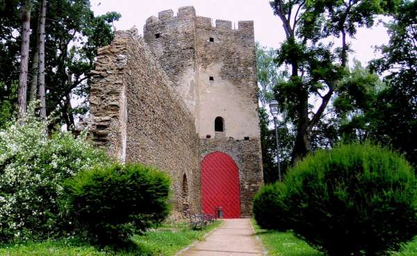 Kolowratská věž s částí starých hradeb