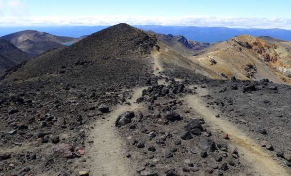 Route de sortie à travers un paysage volcanique