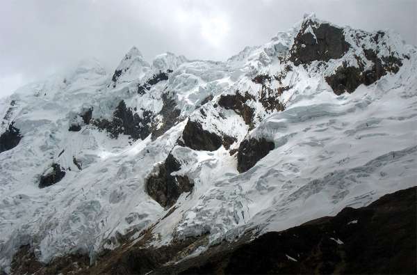 De toppen van Nevado Ruricocha