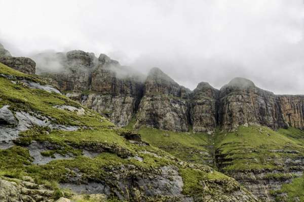 View of the mountains at the ascent to the Tugela waterfall