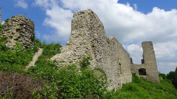 Massive Befestigungsanlagen der Burg Starý Jičín