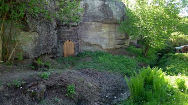 Keller in den Felsen