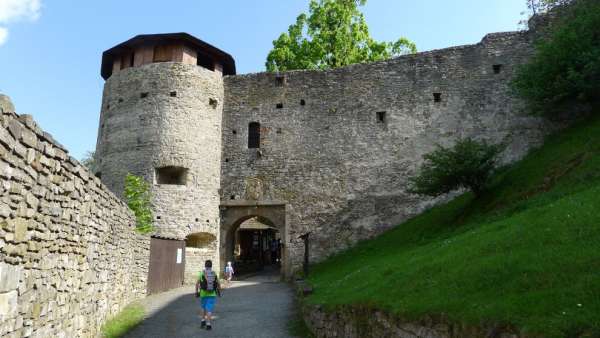 Mohutné opevnenie hradu Hukvaldy