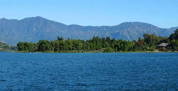 Brzegi jeziora Atitlán w pobliżu Santiago