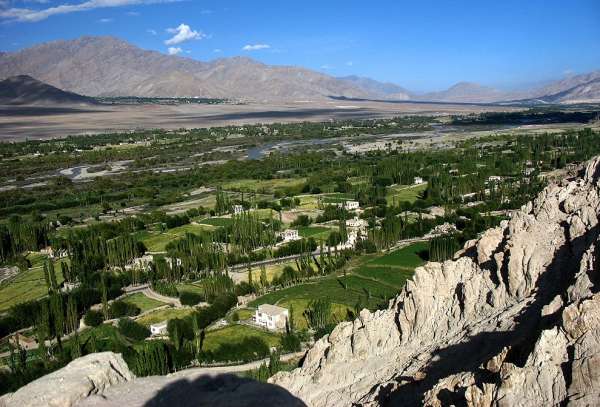 De brede vallei van de Indus