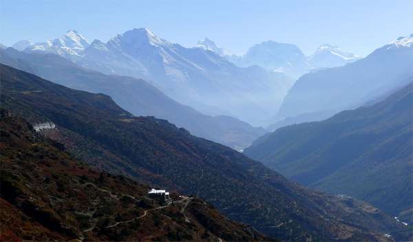 Vista dos gigantes da montanha, incluindo Manásl