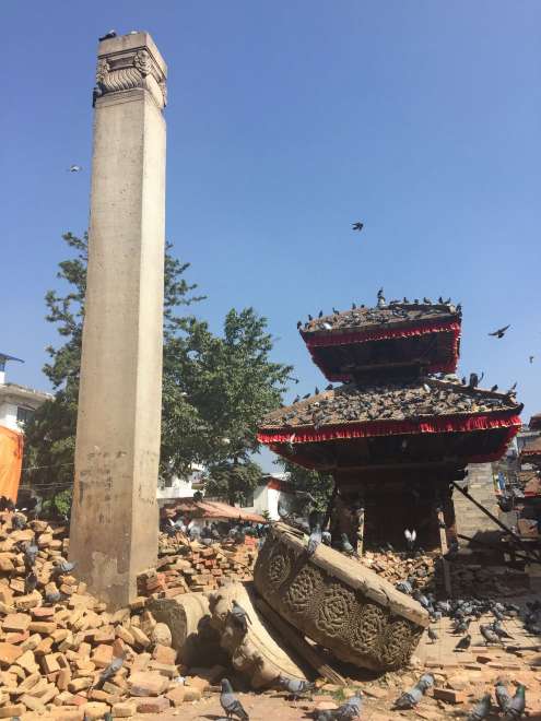 Praça Durbar e pagodes danificados.