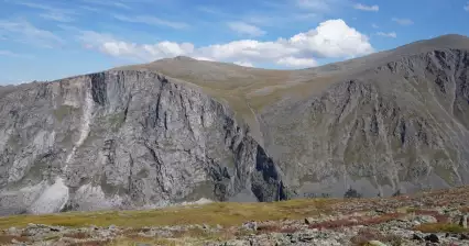 Derrière les cascades