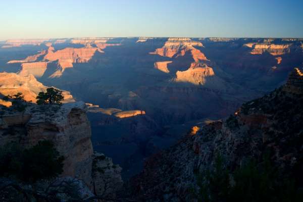 De eerste stralen vallen op de Grand Canyon