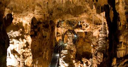 亚沃日奇洞穴