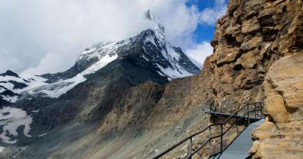 Subida ao acampamento base sob o Matterhorn