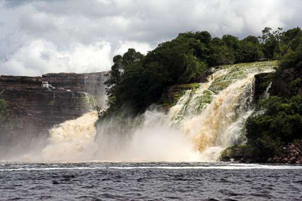 Salto Ucaima Waterfall