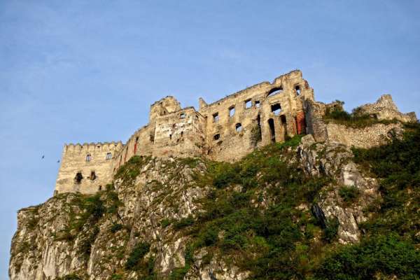 Vista da sotto le rocce del castello