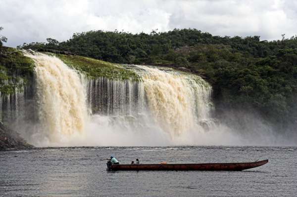 Salto Hacha Waterfall