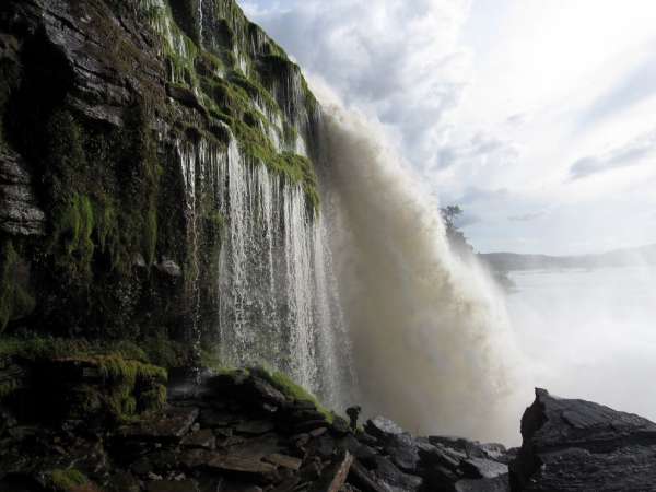 Weg achter de waterval