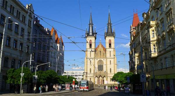 Strossmayer-Platz mit der Kirche St. Ein