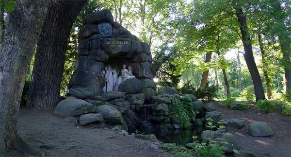 Monument voor Julius Zeyer met een watercascade