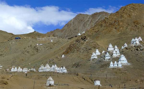 Namgyal Tsemo 寺下方的佛塔