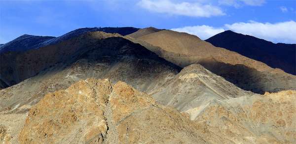 Schaduwen over de bergen van Ladakh