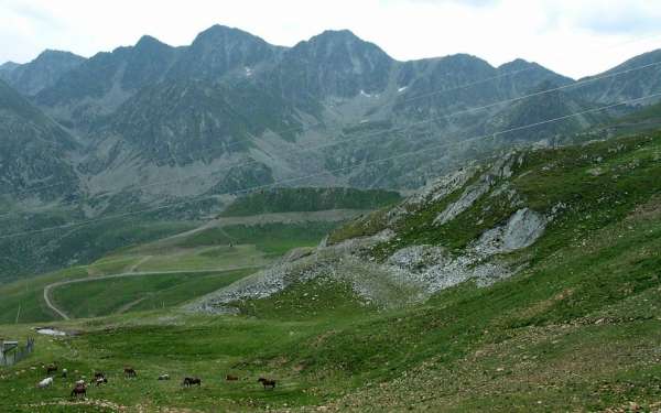 Montagnes autour du col