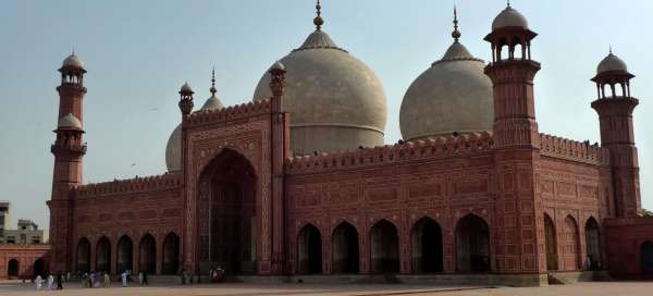 Mešita Badshahi: Doprava