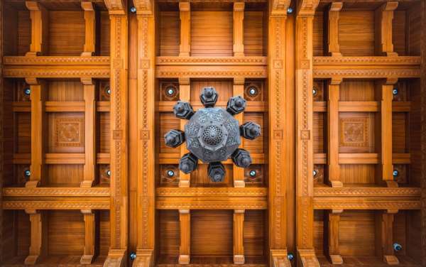 Techo de madera frente a la entrada a la ópera